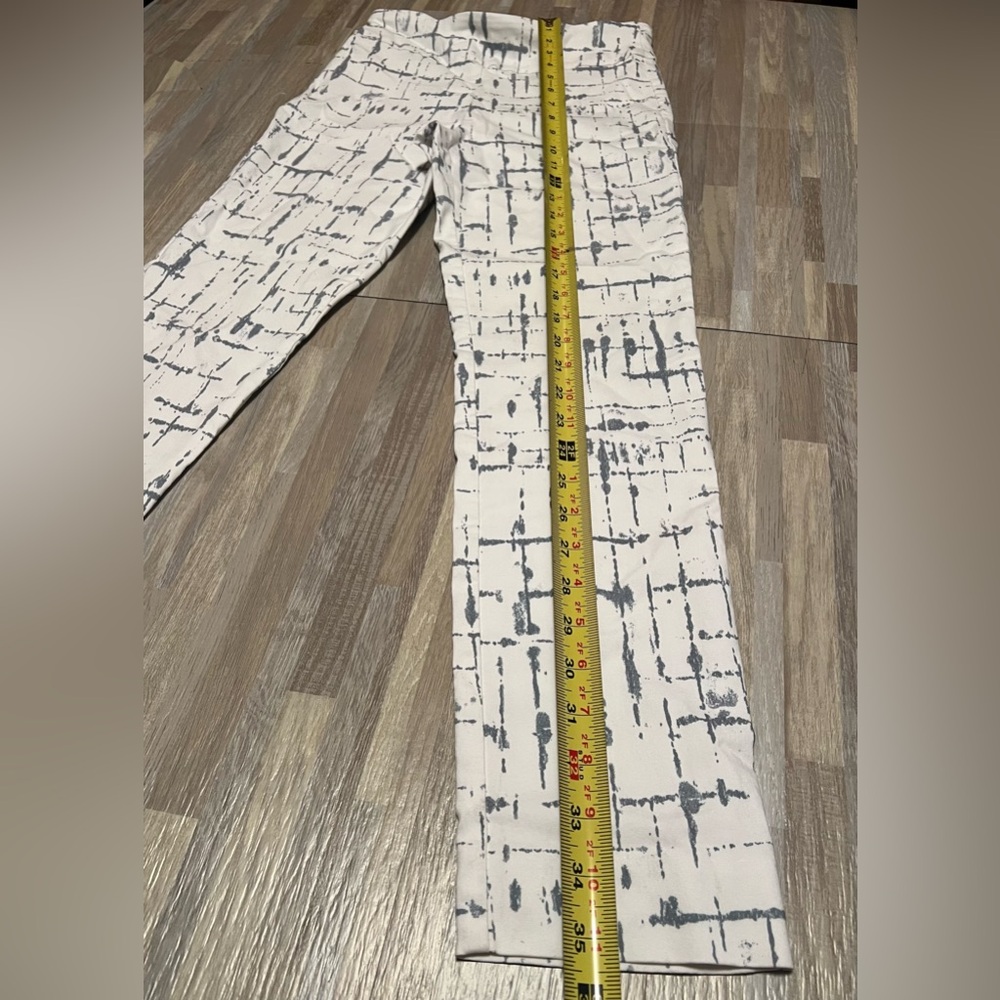 Krazy Larry Women Pull-On Ankle Stretch Pant White Gray Paint Cement Lines Sz 2 - Picture 4 of 7